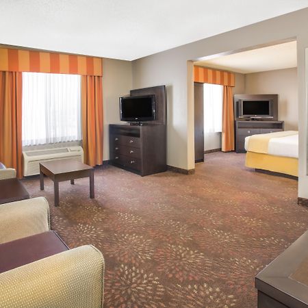 Holiday Inn Express & Suites - Muncie By Ihg Exterior foto