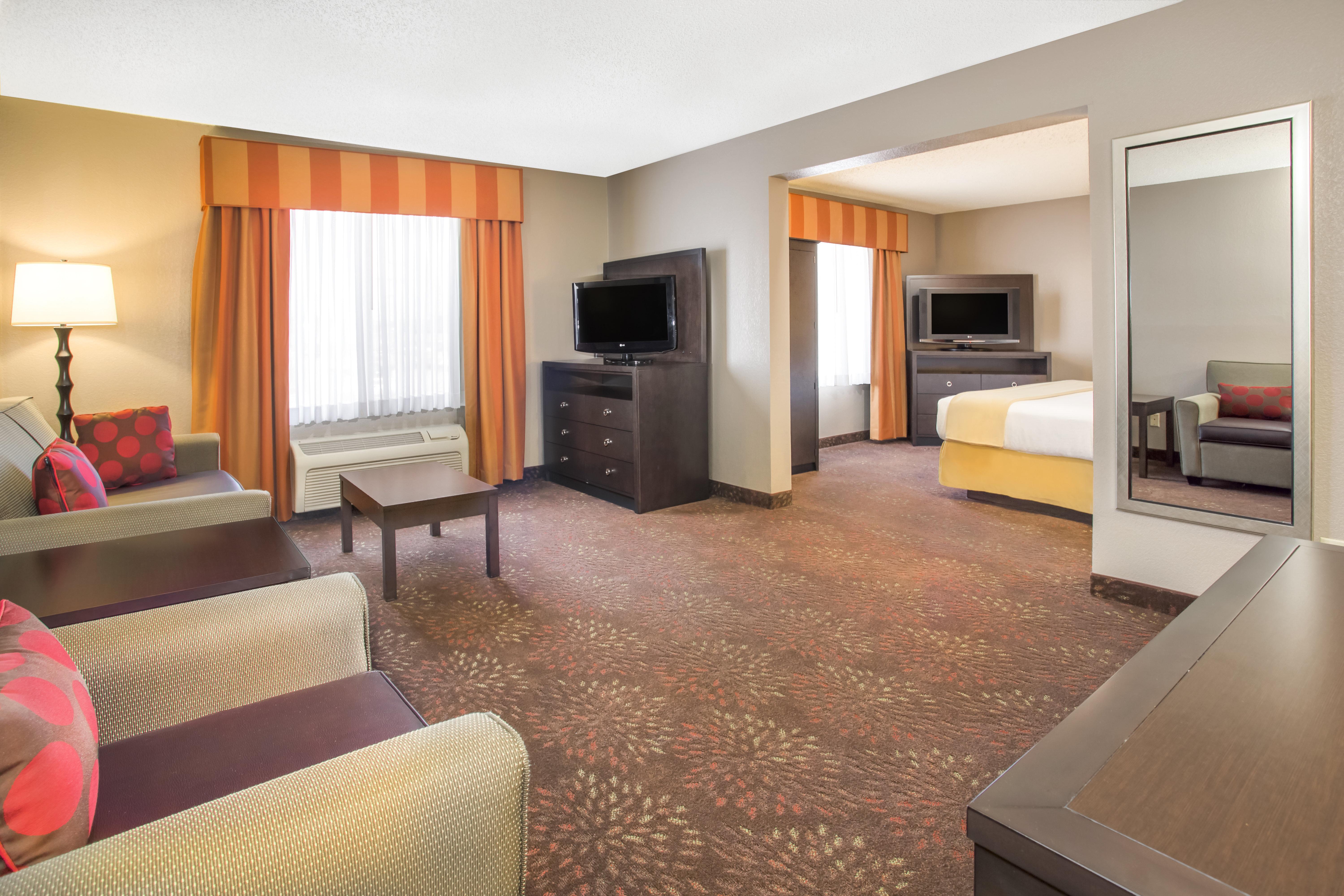 Holiday Inn Express & Suites - Muncie By Ihg Exterior foto