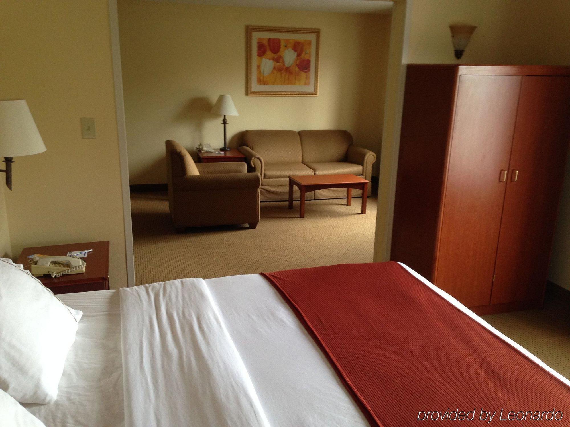 Holiday Inn Express & Suites - Muncie By Ihg Exterior foto