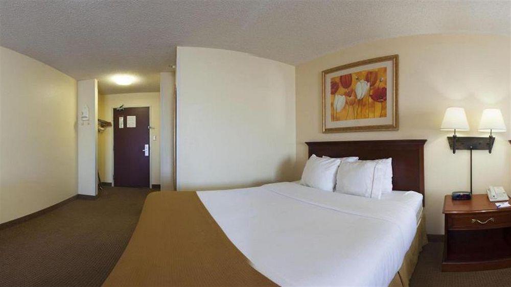 Holiday Inn Express & Suites - Muncie By Ihg Exterior foto