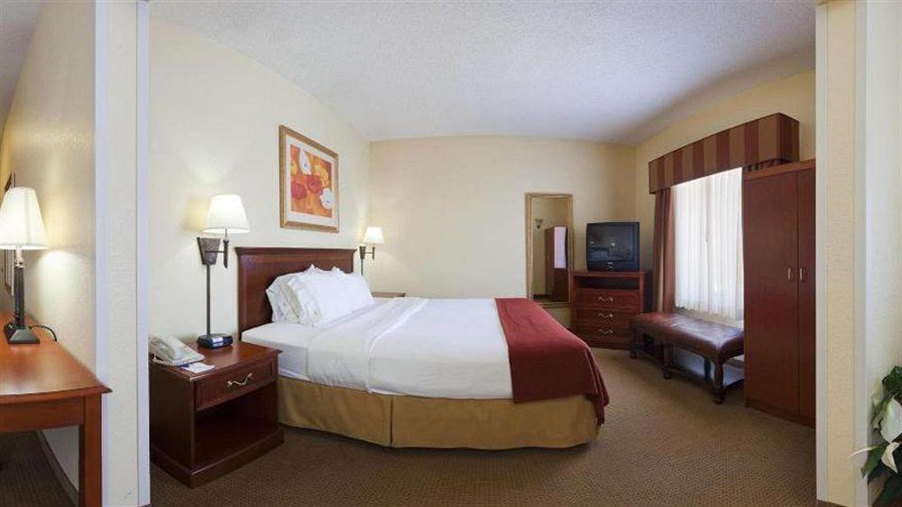 Holiday Inn Express & Suites - Muncie By Ihg Exterior foto