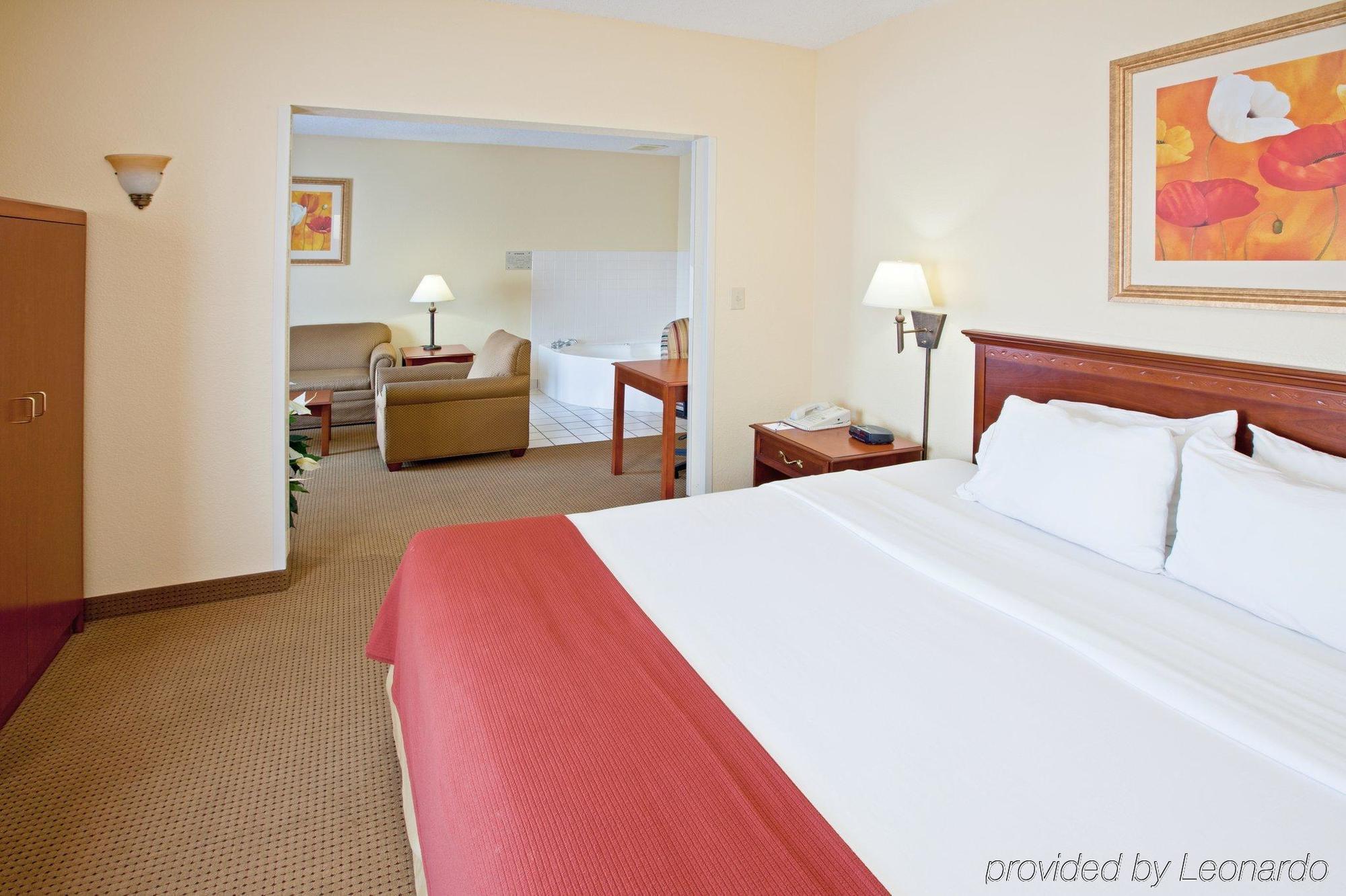 Holiday Inn Express & Suites - Muncie By Ihg Exterior foto