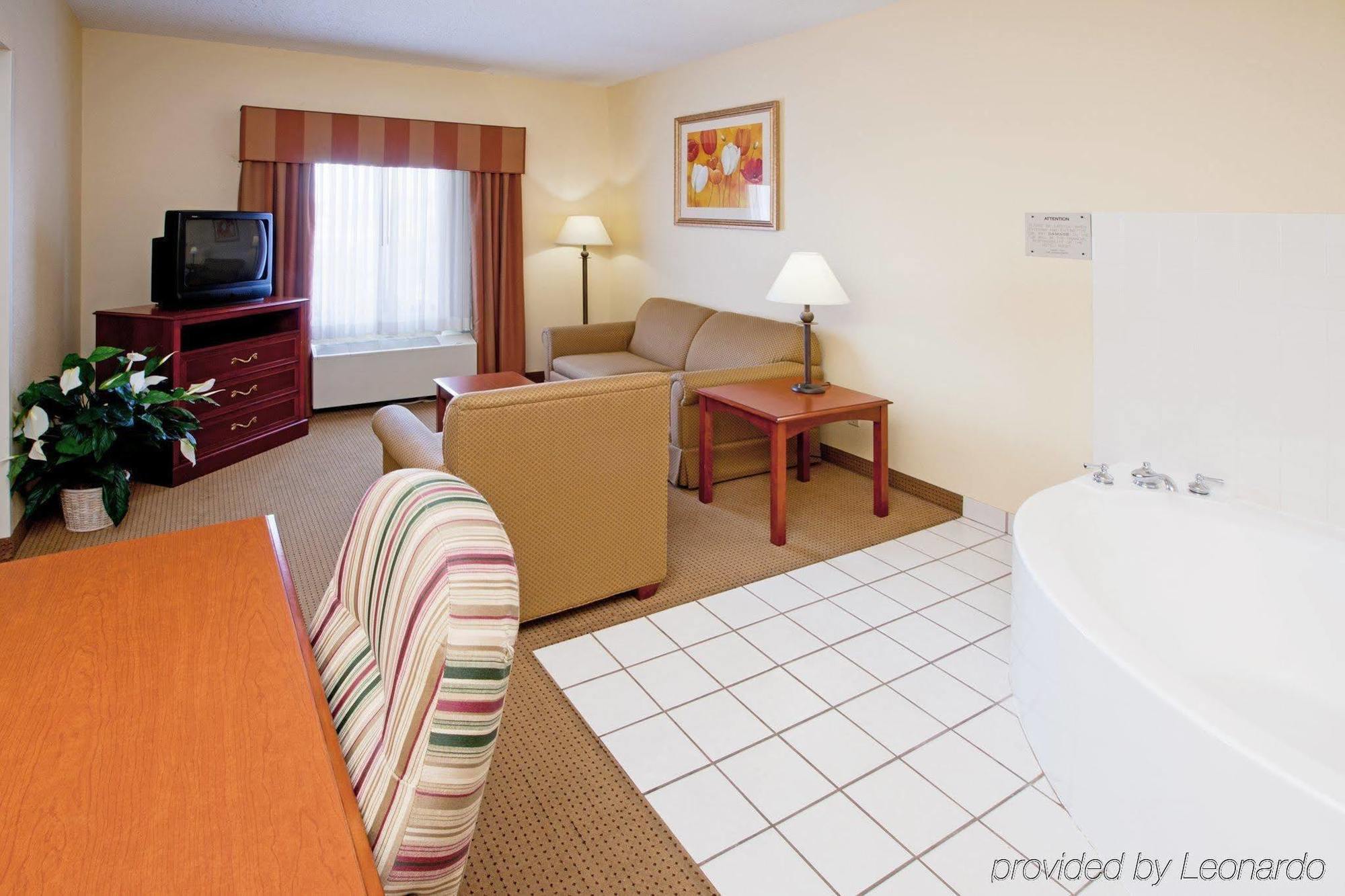 Holiday Inn Express & Suites - Muncie By Ihg Exterior foto